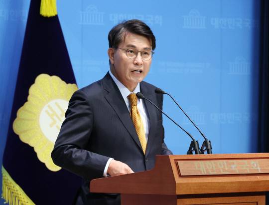 국민의힘 윤상현 의원이 18일 서울 여의도 국회 소통관에서 현안과 관련해 회견하고 있다. 연합뉴스