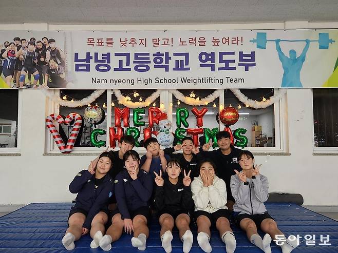김민재가 지도하고 있는 남녕고 역도부 선수들. 김민재 제공