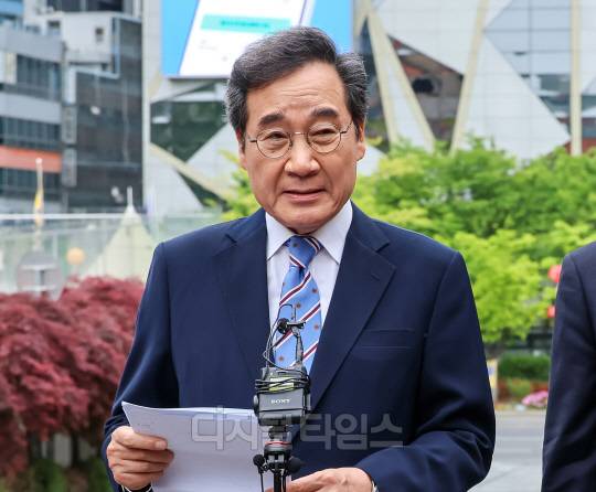 지난 5월6일 서울 중구 '달개비'에서 한덕수 당시 제21대 대선 무소속 예비후보와의 오찬회동을 마친 이낙연 전 국무총리(새미래민주당 상임고문)가 취재진을 만나 회동 결과를 설명하고 있다. 박동욱기자