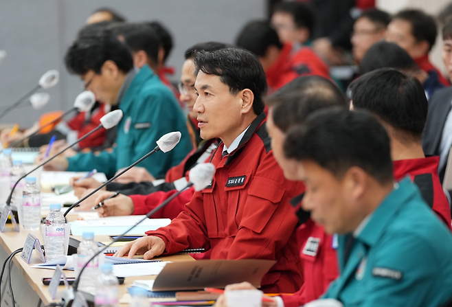 강원도가 올해 봄철 산불조심기간 조기에 산불방지대책본부를 가동하며 대응한 결과 2년 연속 대형산불 발생없이 마무리했다. 사진은 산불방지대책 회의를 주재하고 있는 김진태 강원도지사. 강원자치도 제공