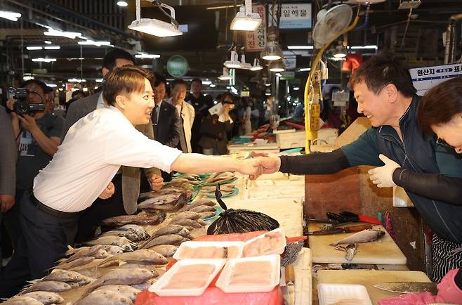 개혁신당 이준석 대선후보가 13일 대구 칠성시장에서 상인들과 인사를 나누고 있다. 연합뉴스