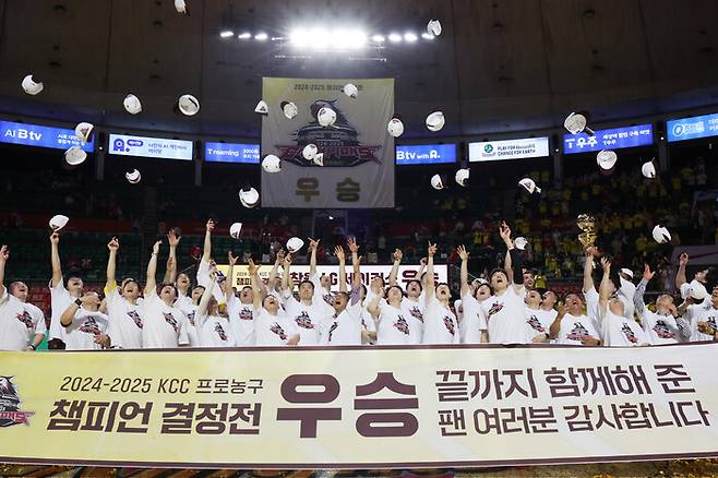 조상현 감독 등 창원 엘지 선수단이 17일 서울 잠실학생체육관에서 열린 2024∼2025 프로농구 챔피언결정전에서 정상에 오른 뒤 환호하고 있다. 연합뉴스