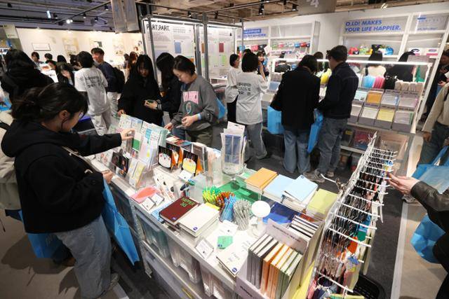 2일 서울 강남구 코엑스에서 열린 '인벤타리오: 2025 문구 페어'에서 참관객들이 전시를 둘러보고 있다. 연합뉴스