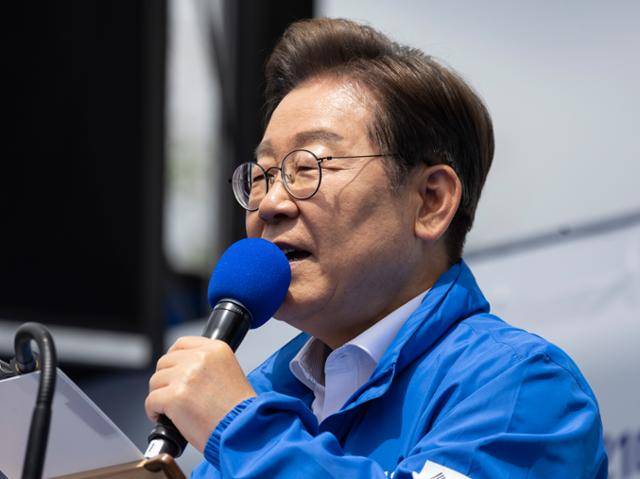 이재명 더불어민주당 대통령 후보가 17일 전남 나주시 금성관망화루 앞에서 열린 유세에 입장하며 시민들에게 지지를 호소하고 있다. 뉴스1