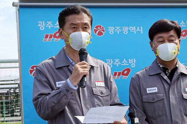 <yonhap photo-3521="">타이어공장 화재 발생 이틀째인 18일 광주 광산구 금호타이어 광주공장에서 정일택 금호타이어 대표이사가 사과문을 발표하고 있다. 연합뉴스</yonhap>