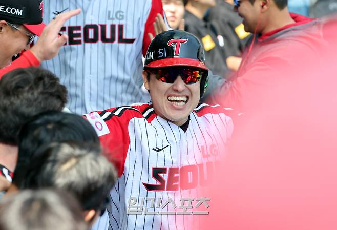 18일 오후 잠실야구장에서 열린 2025 프로야구 KT와 LG 경기. LG 박동원이 1회 중월 2점홈런을 날리고 기뻐 하고있다. 잠실=정시종 기자 capa@edaily.co.kr /2025.05.18.