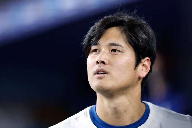 <yonhap photo-5144=""> LOS ANGELES, CALIFORNIA - MAY 16: Shohei Ohtani #17 of the Los Angeles Dodgers looks out from the dugout after his solo home run, to trail 4-2 to the Los Angeles Angels, during the eighth inning at Dodger Stadium on May 16, 2025 in Los Angeles, California. Harry How/Getty Images/AFP (Photo by Harry How / GETTY IMAGES NORTH AMERICA / Getty Images via AFP)/2025-05-17 16:18:28/ <저작권자 ⓒ 1980-2025 ㈜연합뉴스. 무단 전재 재배포 금지, AI 학습 및 활용 금지></yonhap>