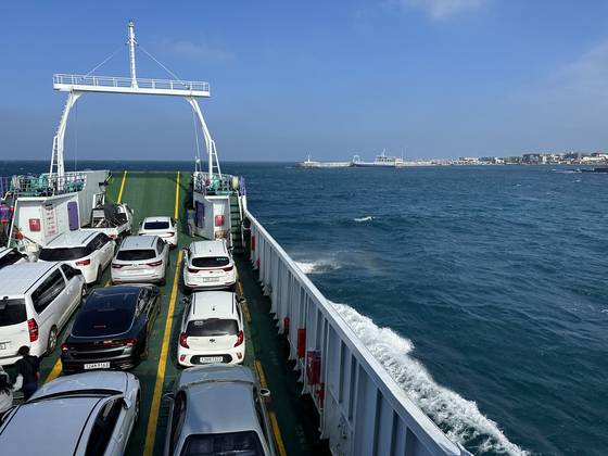 지난 2022년 차량을 싣고 우도를 향해 운항 중인 우도 도항선. 최충일 기자