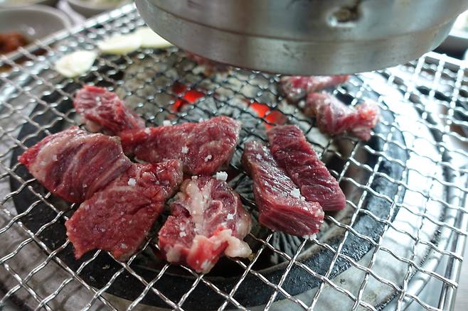 우금령도 아랑곳않고 권력자들이 탐미했던 한우. 화로에 구워 소금만 찍어 먹어도 행복해지게 하는 맛이다.