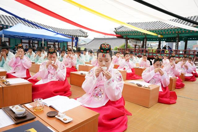 ▲ 제35회 홍천군 전통 관계례식이 성년의 날을 맞아 18일 홍천향교에서 열렸다.