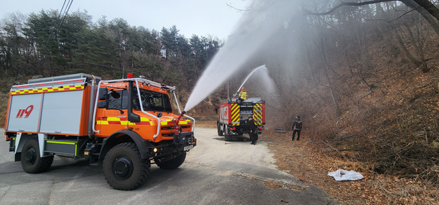 ▲ 산불 대응하는 강원소방. 강원도소방본부 제공.