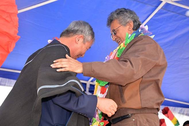 ▲ 주지사로부터 감사 인사를 받는 염상섭씨