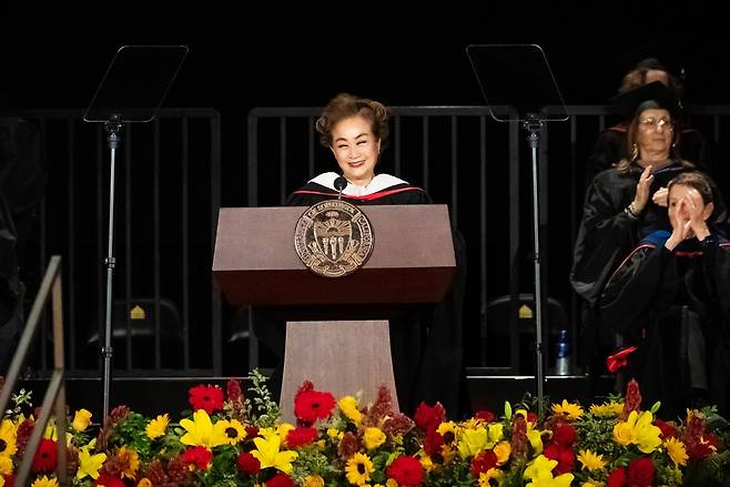 CJ그룹 이미경 부회장이 지난 16일(현지시간) 미국 서던캘리포니아대학교 영화예술대학 2025년 졸업식에서 연설을 하고 있다. CJ ENM 제공