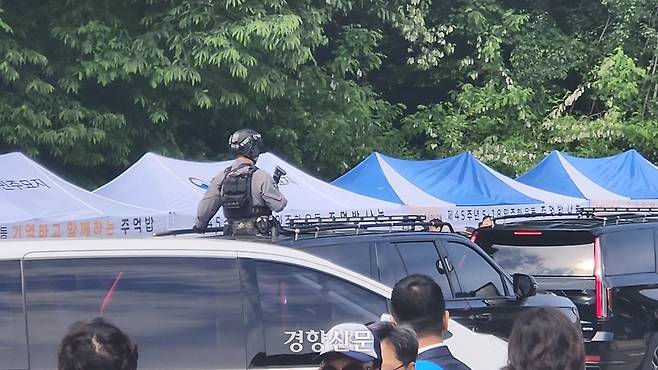 5·18민주화운동 45주년 기념식이 열린 18일 오전 국립 5·18민주묘지 민주의 문 앞에 무장한 요원이 차량에 탑승해 있다. 독자 제공.