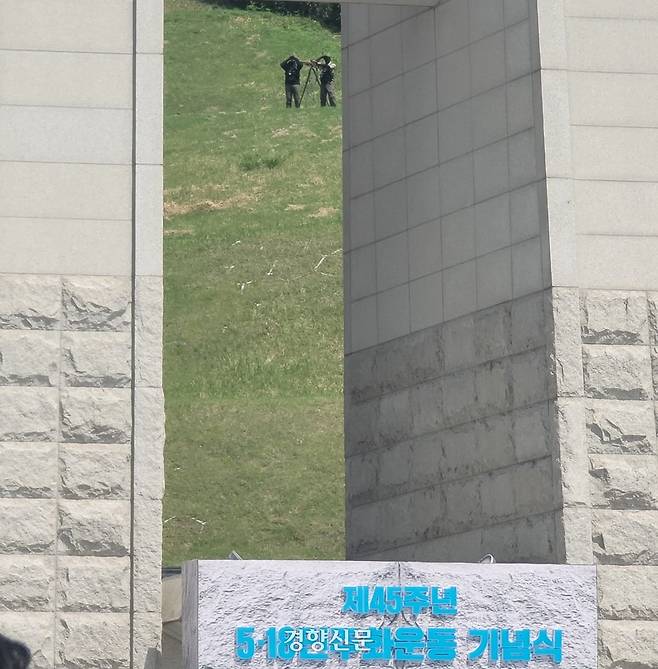 제45주년 5·18민주화운동 기념식이 열린 18일 국립5·18민주묘지 묘역에 무장 요원이 배치돼 있다. 강현석 기자