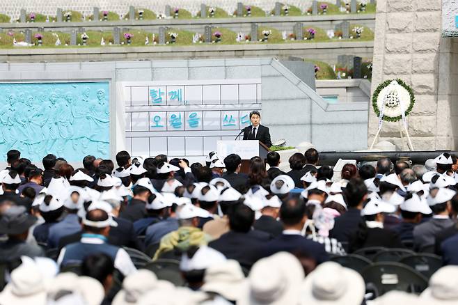 제45주년 5·18 민주화운동 기념식이 열린 18일 오전 광주 북구 운정동 국립 5·18 민주묘지에서 이주호 대통령 권한대행 부총리 겸 교육부 장관이 기념사를 하고 있다.연합뉴스