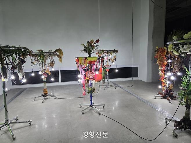 서울 종로구 국립현대미술관 서울관에 전시된 양혜규의 2010년 작 ‘여성형 원주민’. 윤승민 기자