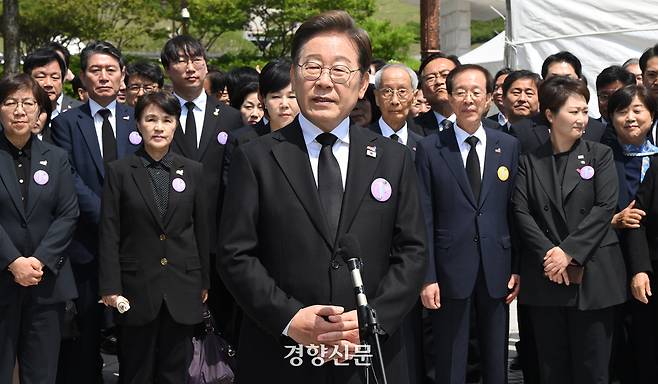 이재명 더불어민주당 대선 후보가 18일 광주 북구 국립5·18민주묘지에서 열린 ‘제45주기 5·18 민주화운동기념식’에 참석한 뒤 취재진의 질문에 답변하고 있다. 국회사진기자단