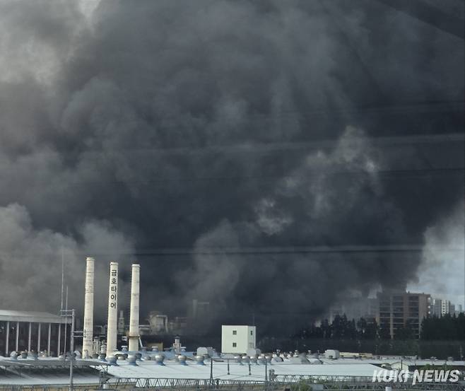 17일 광주광역시 광산구 소촌동에 위치한 금호타이어 공장에서 불이 나 검은 연기가 인근을 뒤덮고 있다. 임현범 기자