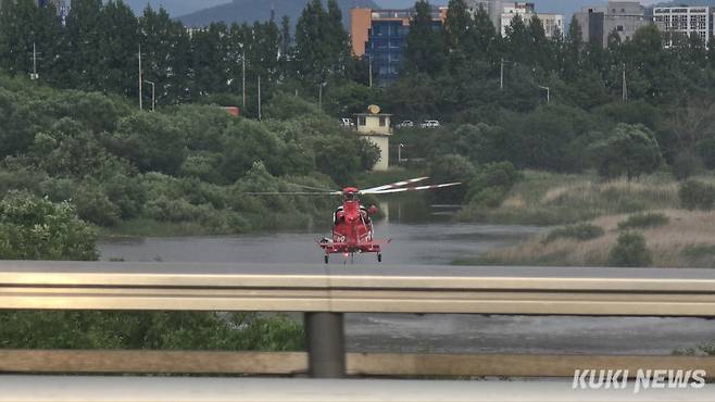 소방헬기가 17일 광주광역시 광산구 소촌동에 위치한 금호타이어 공장에서 난 화재를 진압하기 위해 인근 개천에서 물을 보충하고 있다. 임현범 기자