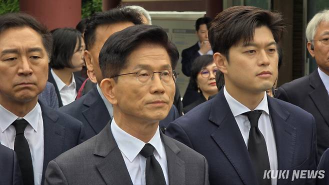 김문수 국민의힘 대선 후보(가운데)와 김용태 비상책위원장(오른쪽), 김기현 공동선대위원장(왼쪽)이 17일 굳은 표정으로 국립5·18민주묘지에 방문했다. 임현범 기자