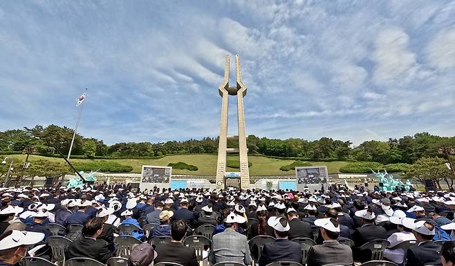 18일 오전 광주 북구 5·18 민주묘지에서 제45주년 5·18 민주화운동 기념식이 엄수되고 있다. 공동취재단