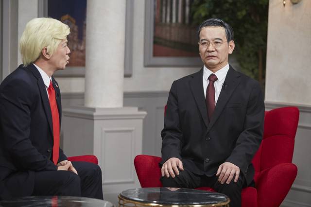 SNL 코리아에서 개그맨 정성호가 한덕수 전 국무총리 분장을 하고 연기를 하고 있다. 과거 날카로운 정치 풍자로 인기를 얻었던 SNL 코리아지만 최근에는 성대모사 등이 부각돼 풍자의 본질에 벗어났다는 비판을 받는다. 쿠팡플레이 제공