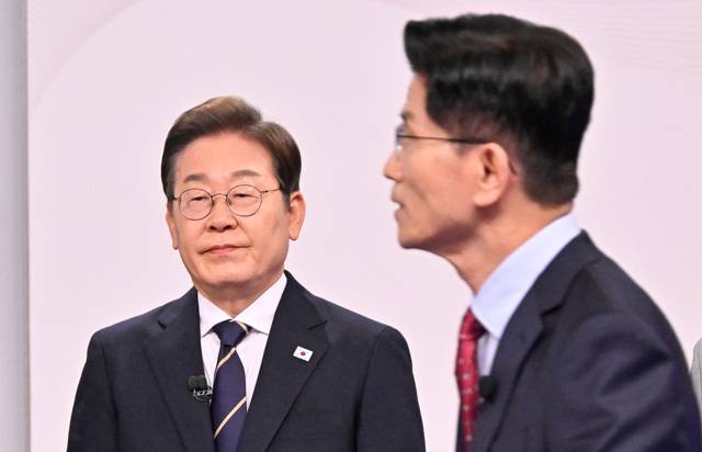 김문수 국민의힘 대선후보가 18일 서울 마포구 SBS프리즘타워에서 열린 중앙선거방송토론위원회 주관 제21대 대통령선거 후보자토론회에 참석하고 있다. 왼쪽은 이재명 더불어민주당 대선후보. 국회사진기자단