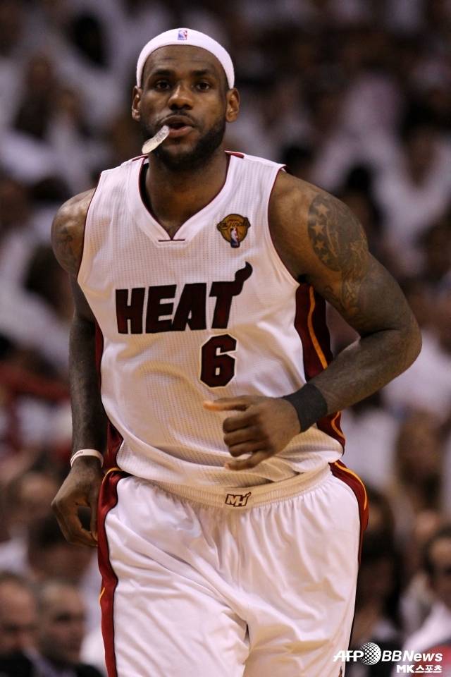 르브론 제임스는 최근 팟캐스트 ‘마인드 더 게임’ 시즌 2에서 “마이애미에서의 첫 시즌, 나는 너무 간절했다. 동시에 정말 많은 사람을 실망시킬까 두렵기도 했다”고 이야기했다. 사진=AFPBBNews=News1