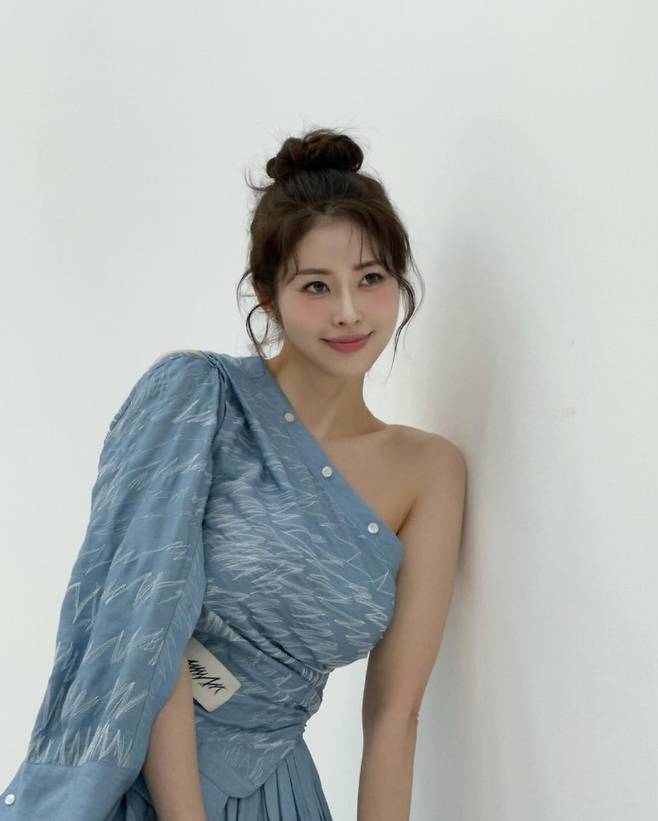 한쪽 어깨를 자연스럽게 드러낸 오프숄더 디테일과 풍성하게 잡힌 셔링, 그리고 자연스럽게 올린 업스타일 헤어가 어우러지며 우아하면서도 단아한 분위기를 자아냈다.사진=서동주 SNS