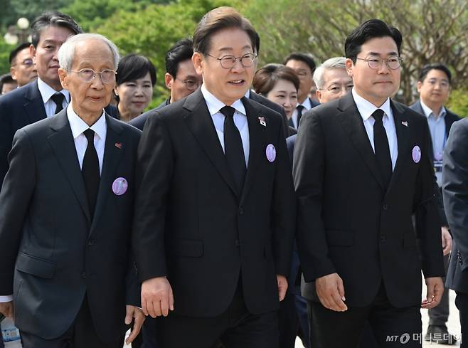 (광주=뉴스1) 국회사진취재단 = 이재명 더불어민주당 대통령 후보가 18일 광주 북구 국립5·18민주묘지에서 열린 '제45주기 5·18 민주화운동기념식'에 윤여준 상임총괄선대위원장, 박찬대 대표 직무대행 겸 원내대표와 참석하고 있다. 2025.5.18/뉴스1 Copyright (C) 뉴스1. All rights reserved. 무단 전재 및 재배포, AI학습 이용 금지. /사진=(광주=뉴스1) 국회사진취재단