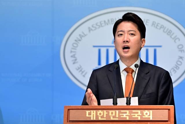 이준석 개혁신당 대선 후보가 지난 12일 오전 서울 여의도 국회 소통관에서 기자회견을 하고 있다. 문호남 기자