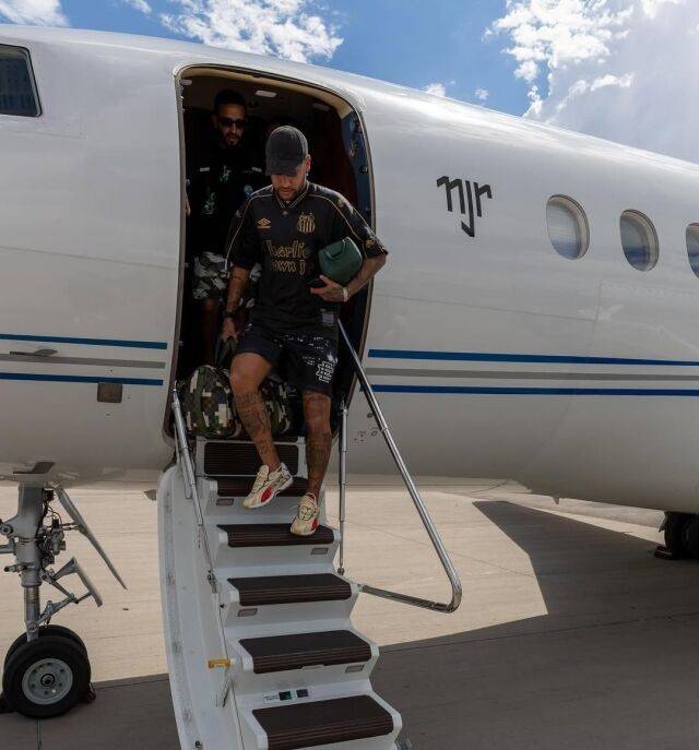 네이마르가 자신의 이름이 적힌 전용기에서 내리고 있다./소셜미디어