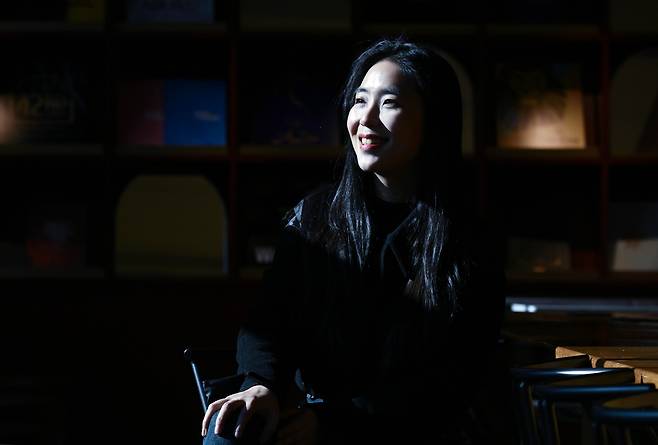 김수빈 번역가가 서울 송파구의 한 카페에서 헤럴드경제와 인터뷰에 앞서 포즈를 취하고 있다. 임세준 기자