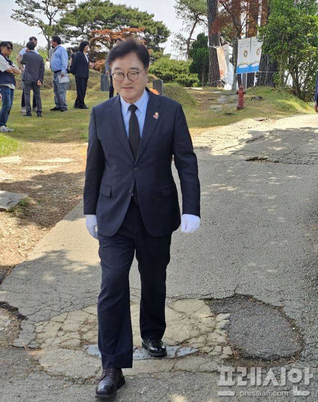 ▲전두환 비석 밟고 지나가는 우원식 국회의장.2025.5.18ⓒ프레시안(백순선)