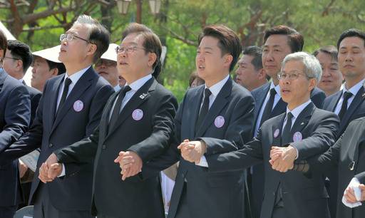 각 당 대선후보들이 18일 광주 5·18민주묘지에서 열린 제45주년 5·18민주화운동 기념식에서 ‘임을 위한 행진곡’을 부르고 있다. 왼쪽부터 김형두 헌법재판소장 권한대행, 더불어민주당 이재명 후보, 개혁신당 이준석 후보, 민주노동당 권영국 후보. 광주전남사진기자단