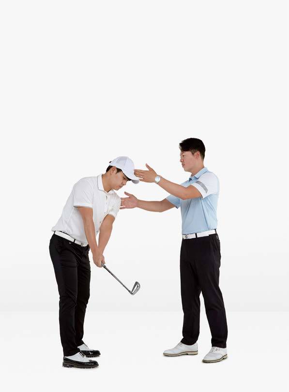 테이크어웨이 때 시선과 얼굴이 살짝 클럽을 따라가게 해주면 어깨 회전이 주도하는 이상적인 백스윙을 가져가는 데에 도움이 된다.