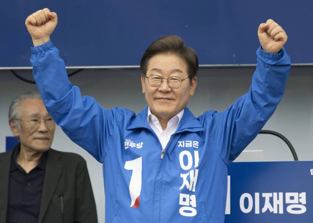 이재명 더불어민주당 대선 후보가 지난 16일 전북 군산시 구시청광장에서 지지를 호소하고 있다. 군산=오승현 기자