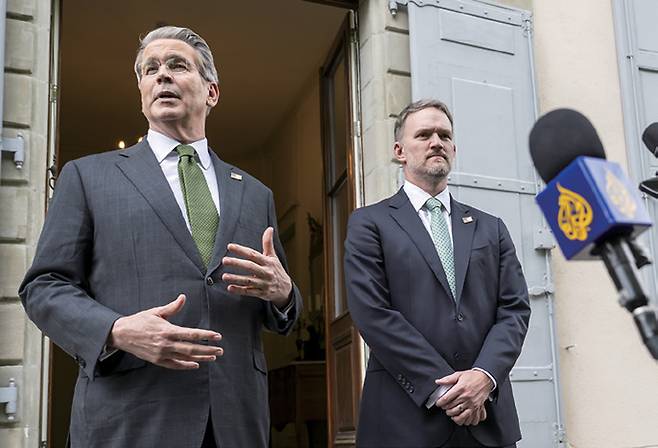 5월11일 스위스 제네바에서 열린 미국과 중국 간 양자회담 후, 스콧 베센트 미국 재무장관(왼쪽)과 제이미슨 그리어 미국무역대표부 대표가 언론과 대화하고 있다. ⓒEPA 연합