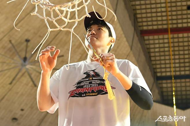 LG 허일영이 17일 잠실학생체육관에서 열린 SK와 챔피언 결정전 7차전에서 승리해 챔피언 등극한 뒤 그물망 커팅을 하고 있다. 사진제공|KBL