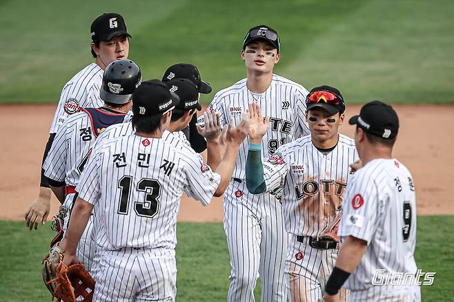 ▲ 김원중과 롯데 선수들이 하이파이브를 나누고 있다. ⓒ롯데 자이언츠