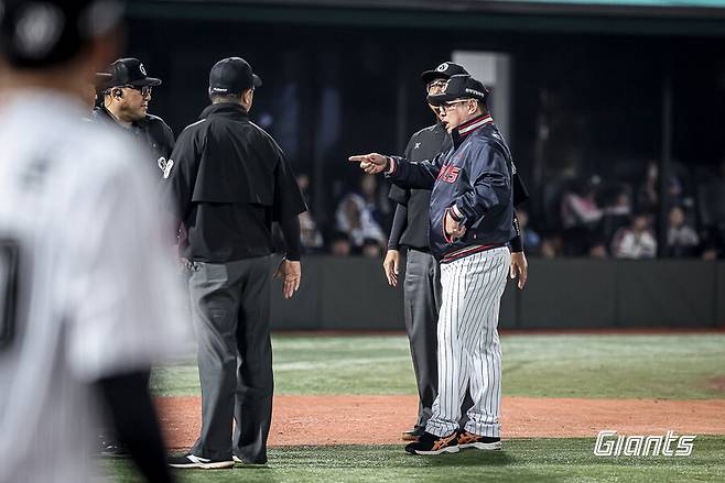 ▲ 김태형 감독이 심판진에 항의하고 있다. ⓒ롯데 자이언츠