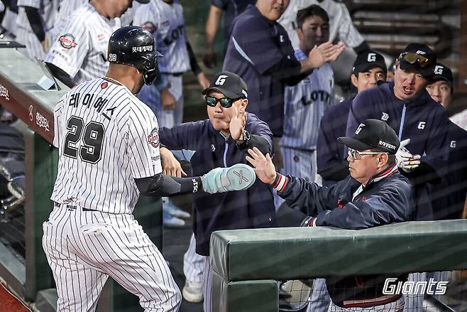 ▲ 김태형 감독과 레이예스가 하이파이브를 나누고 있다. ⓒ롯데 자이언츠