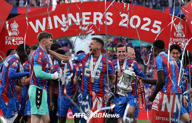 조엘 워드(가운데) 등 크리스탈 팰리스 선수들이 18일 영국 런던 웸블리에서 열린 2024~2025 잉글랜드 FA컵 결승에서 맨체스터 시티를 꺾고 우승을 차지한 뒤 기뻐하고 있다. /AFPBBNews=뉴스1