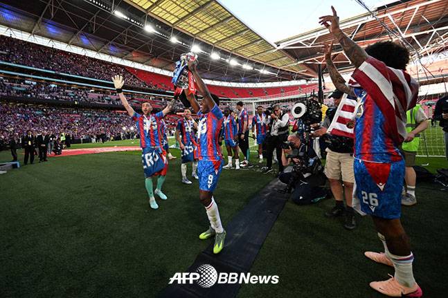 에디 은케티에(가운데) 등 크리스탈 팰리스 선수들이 18일 영국 런던 웸블리에서 열린 2024~2025 잉글랜드 FA컵 결승에서 맨체스터 시티를 꺾고 우승을 차지한 뒤 기뻐하고 있다. /AFPBBNews=뉴스1