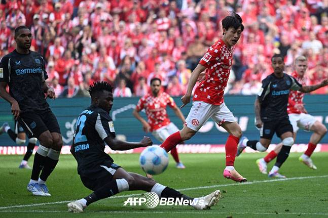 17일 독일 레버쿠젠과의 경기에 출전한 마인츠05 이재성(오른쪽 세 번째). /AFPBBNews=뉴스1