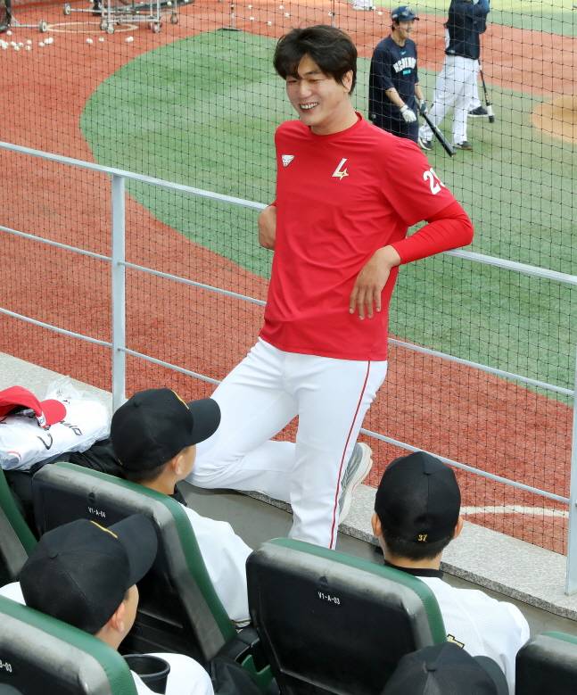 SSG 김광현이 지난 KK 드림업 프로젝트에 참가한 유소년 선수들에게 조언을 해주고 있다. /사진=SSG 랜더스 제공