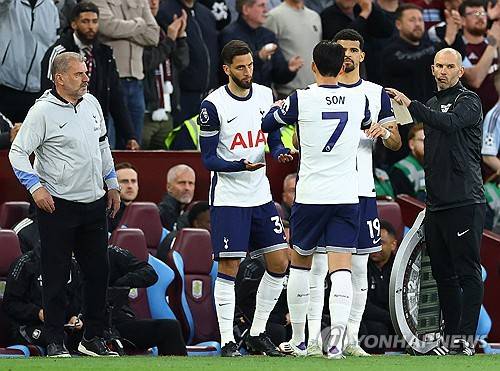 토트넘 사령탑인 안지 포스테코글루 감독은 지난 17일 손흥민이 UEFA 유로파리그 결승전에 출전해 우승에 도전하게 될 거라고 전했다. 포스테코글루 감독은 이날 애스턴 빌라와의 2024-2025시즌 프리미어리그 37라운드 원정 경기 후 기자회견에서 손흥민의 출격을 확언했다. 영국 언론은 부상자가 속출한 토트넘 미드필더에서 손흥민이 선발로 나서 한 자리를 꿰찰 것으로 보도했다. 손흥민이 선발 출전하면 아시아에서 최초로 UEFA 챔피언스리그와 유로파리그 등 두 대회의 결승에 모두 출전한 선수가 된다. 손흥민은 2019년 UEFA 챔피언스리그 결승에 출전한 적이 있다. 연합뉴스