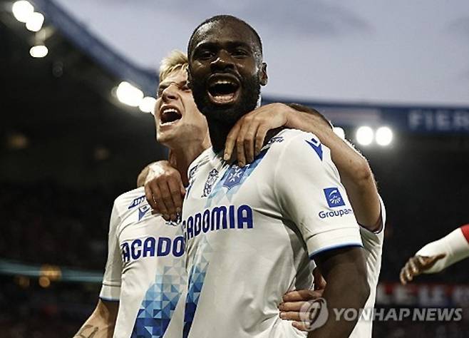 이강인이 지난 2023년 여름 프랑스 최고 명문 PSG에 입성한 뒤 5번째 트로피를 들어올렸다. PSG는 18일 오세르와의 2024-2025 리그1 최종전을 마친 뒤 시상식을 치렀다. 이 자리에서 이강인 등 PSG 선수들은 새로 제작된 우승 트로피를 처음으로 들어올리는 주인공이 됐다. 이강인은 지난해 리그1, 프랑스컵, 트로페 데 샹페옹에 이어 올해 트로페 데 샹페옹, 리그1을 제패하며 5번재 우승을 누렸다. 이강인은 시즌 후반기에 주전에서 밀리는 등 어려움을 겪었으나 전반기엔 저조한 PSG 경기력을 끌어올리는 등 분투했다. 연합뉴스