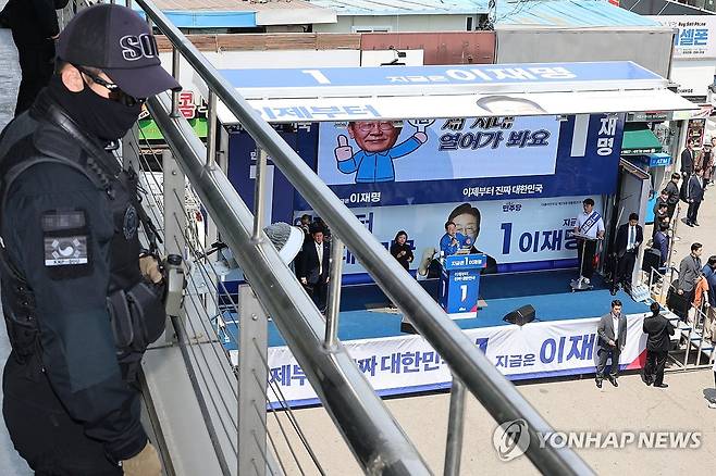 경비 삼엄한 이재명 후보 유세장 (구미=연합뉴스) 김주성 기자 = 더불어민주당 이재명 대선 후보의 대구·경북(TK) 지역 유세가 열린 13일 경북 구미시 구미역광장에서 경찰특공대원들이 경호·경비 활동을 하고 있다. 2025.5.13 utzza@yna.co.kr